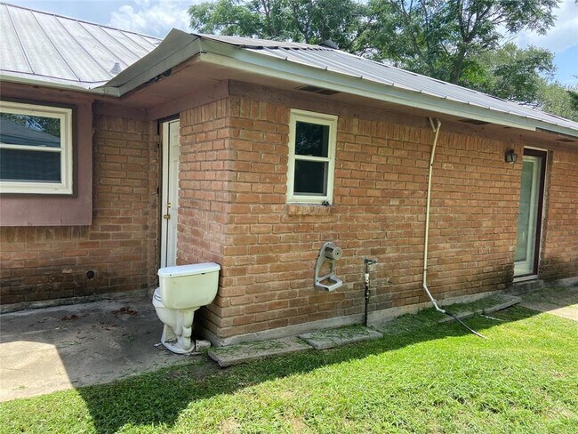 Building Photo - 3329 Longhorn Dr