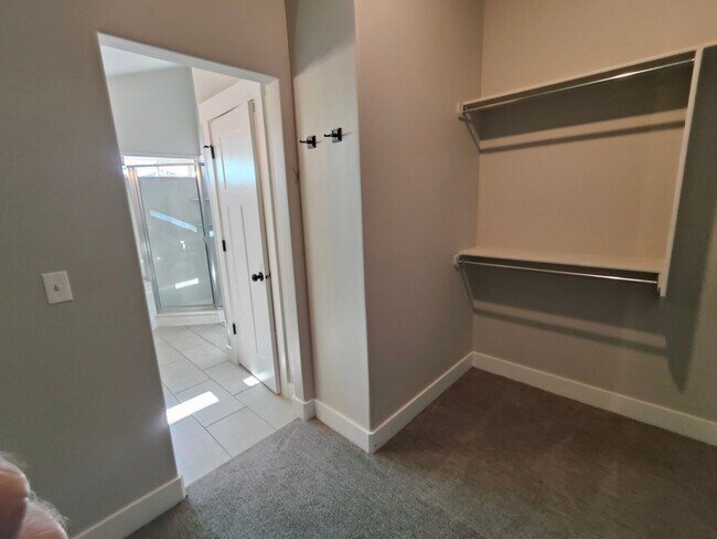 Building Photo - Spacious 4 bed/2.5 bath Home!