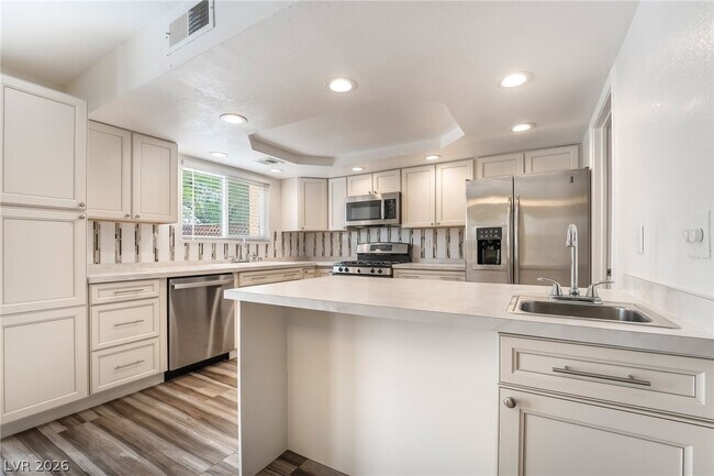 Building Photo - 3949 S Torrey Pines Dr