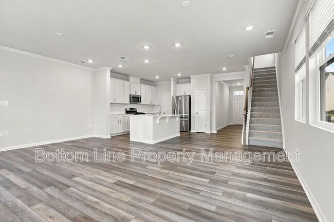 Building Photo - 5811 Woodlawn Dr