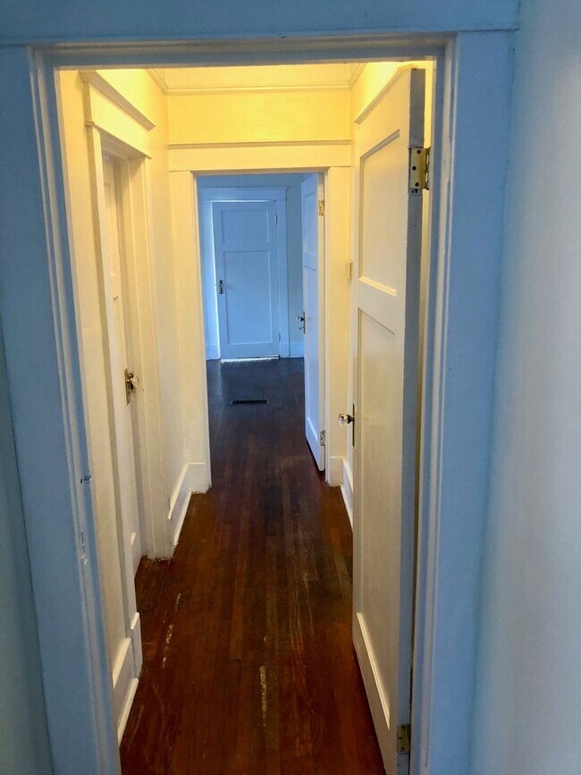 Building Photo - Spacious 2BD with Sun Room and Large Backyard