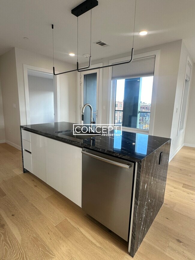 Building Photo - 194 Sumner St