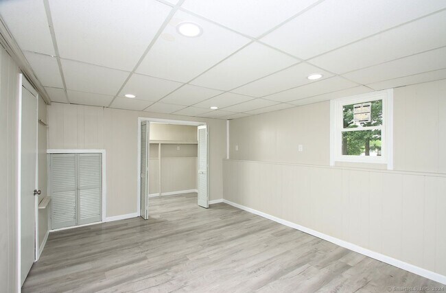 Building Photo - 2 Lakeview Ave