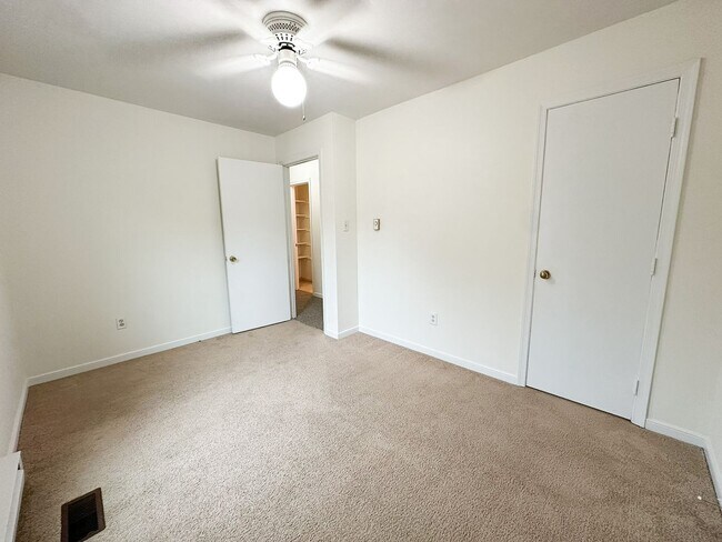 Building Photo - Move-In Ready on Large Corner Lot!