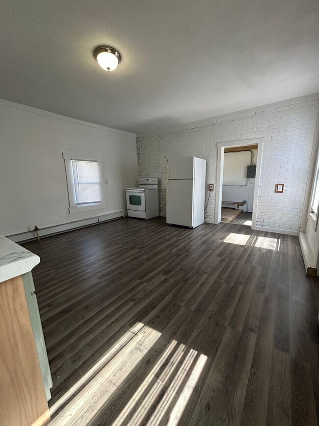 Building Photo - Three Bedroom Home Near Gundersen