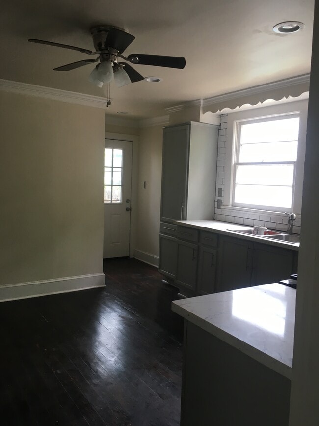 Building Photo - 935 N Roman St