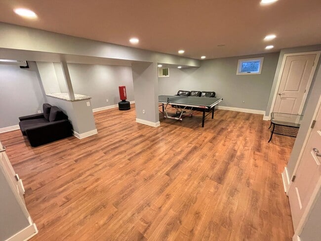 Building Photo - Luxury 5 bed, 3.5 bath with Pool!