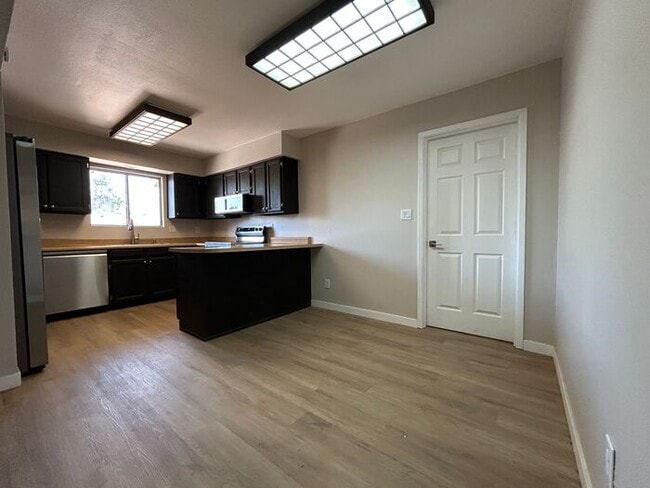 Building Photo - 540 W Del Campo Ave