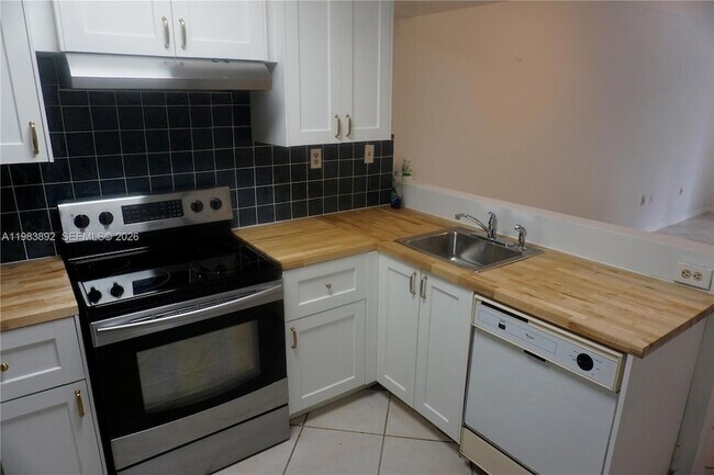 Building Photo - 15480 SW 82nd Ln