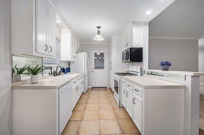 Building Photo - 5511 Loch Lomond Dr