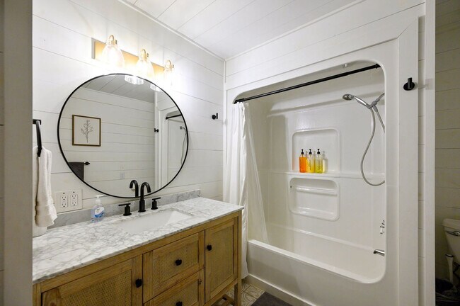 Building Photo - 47 White Pne Rd