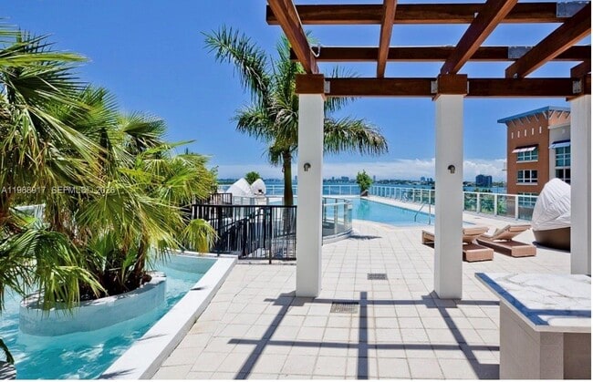 Building Photo - 2020 N Bayshore Dr