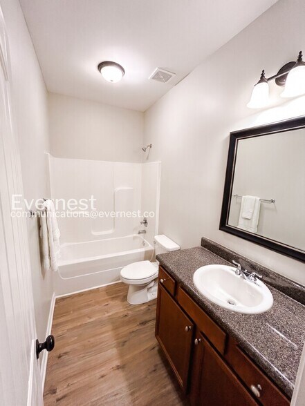 Building Photo - 208 Hampton Dr