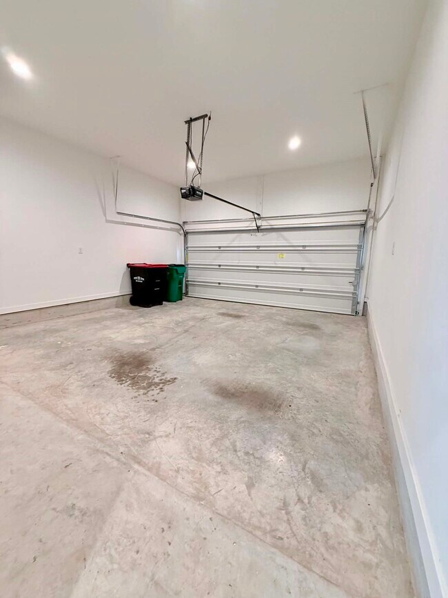 Building Photo - 1539 Crystal Stream Dr