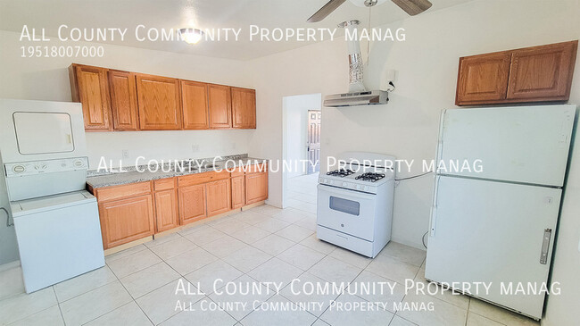 Building Photo - 2 Bed 1 Bath Apartment In Twentynine Palms!