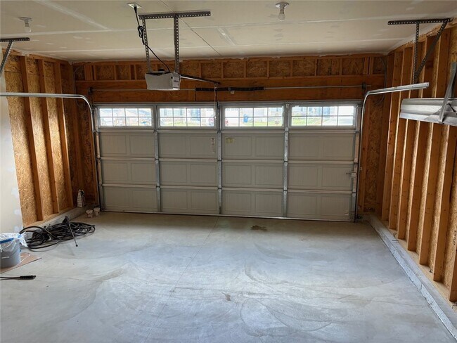 Building Photo - 22 Tennis Ct