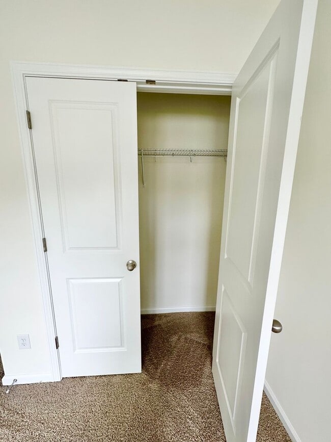 Building Photo - Townhouse with amenity packed neighborhood...