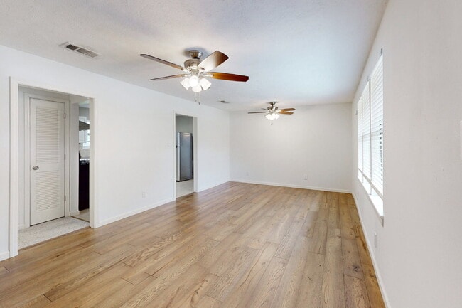 Building Photo - 2304 Staunton Dr