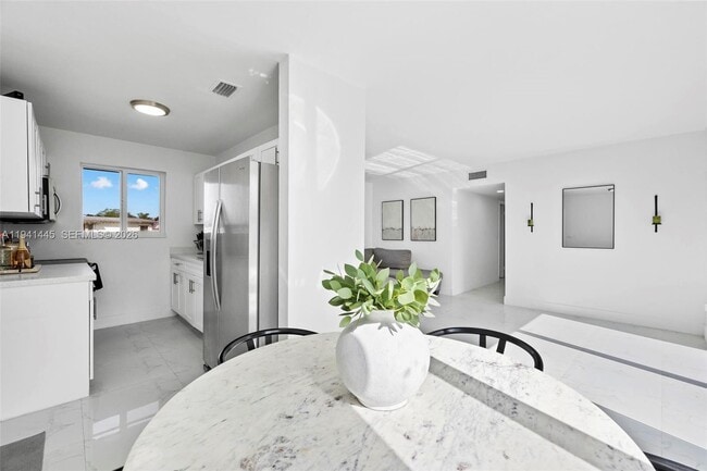 Building Photo - 10750 SW 43rd Ln