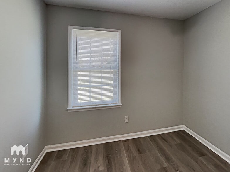 Building Photo - 906 Edgehill Dr