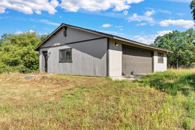 Building Photo - 31331 Auberry Rd