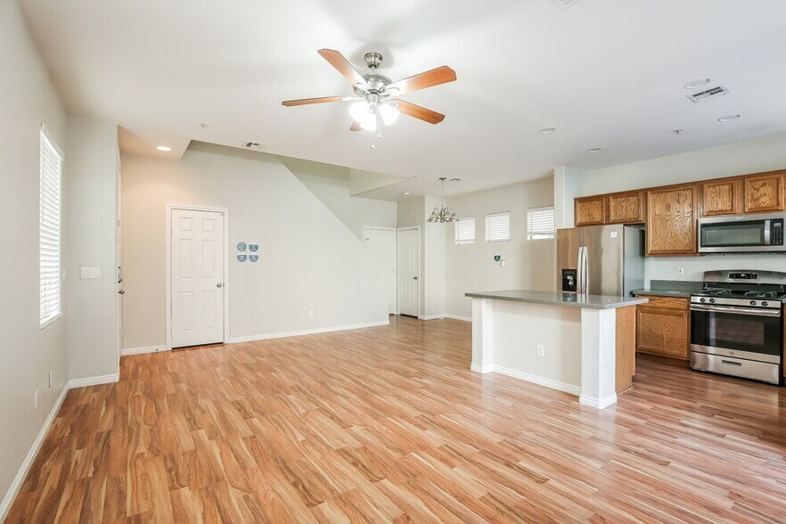 Building Photo - 712 Cades Cove Ave