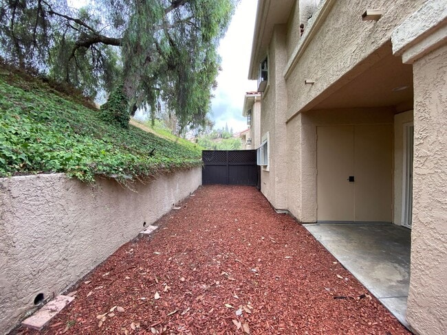 Building Photo - Beautifully Renovated 1-Bedroom Condo in R...