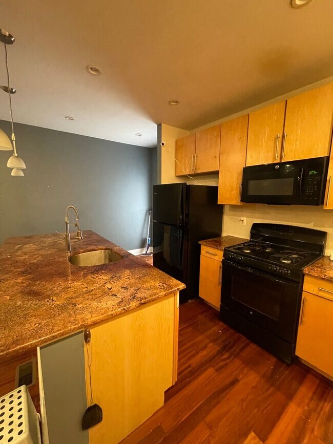Building Photo - Modern  Bi-Level 1st Fl. 2 Bed, 2 Bath Nor...
