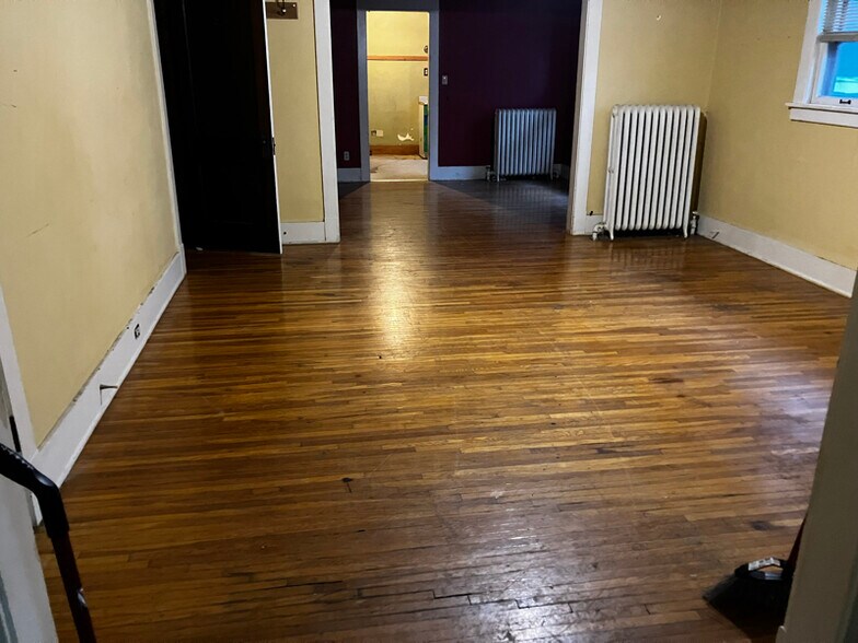 Building Photo - 405 Victoria Pl