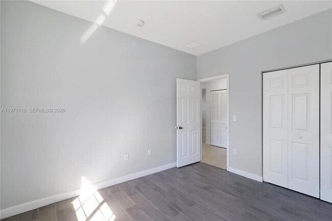 Building Photo - 373 NE 26th Pl