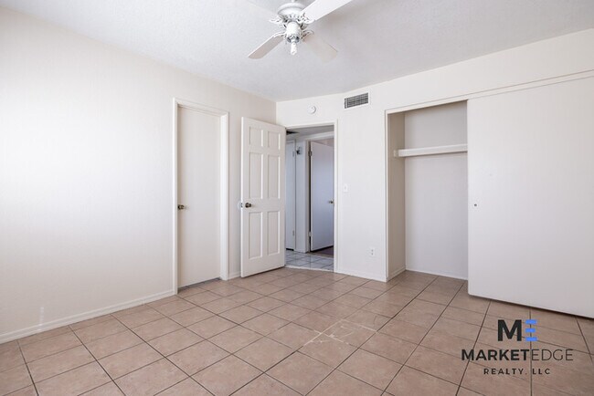 Building Photo - 2 Bed/ 1 Bath at 67th/Van Buren! Move-In R...