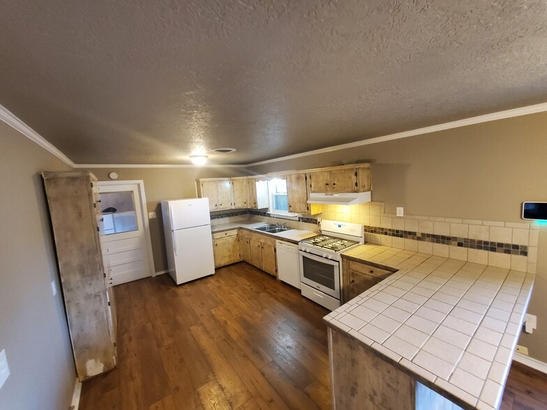 Building Photo - 2420 Bradford St