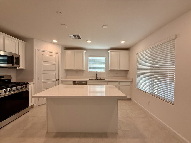 Building Photo - 3 BED 2.5 BATH 2 CAR GARAGE TOWNHOUSE IN CADENCE HENDERSON WITH LOFT