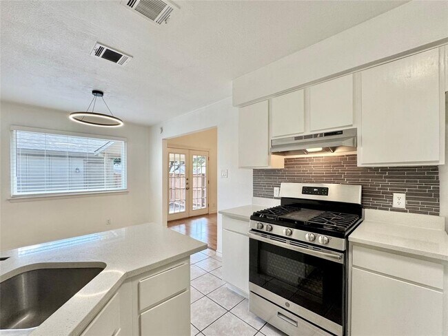 Building Photo - 1423 W Braker Ln