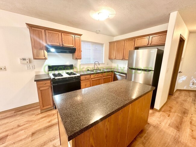 Building Photo - 3-Bedroom, 2-Bathroom Row House Near Alber...