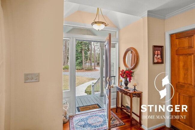 Building Photo - 1808 Lenora Dr