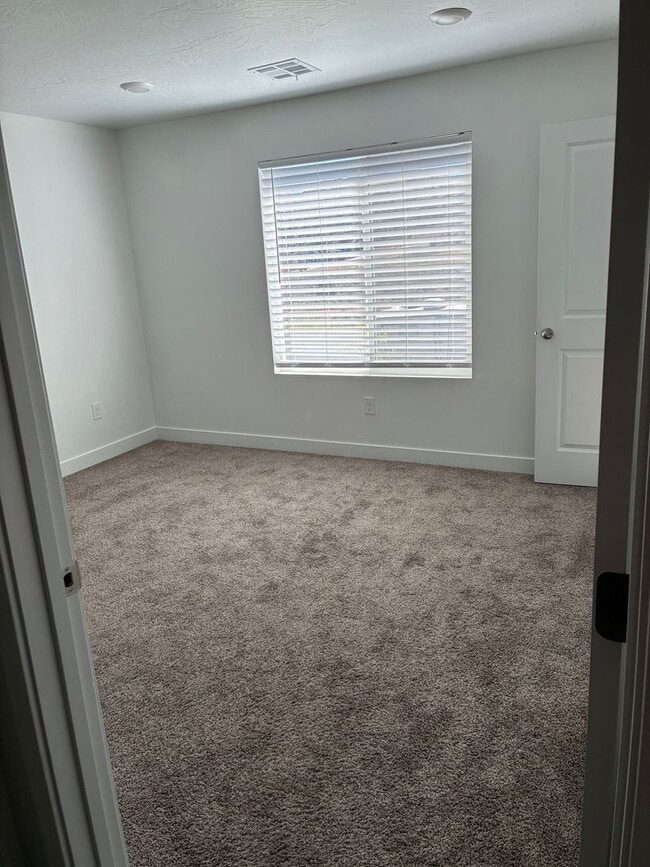 Building Photo - 3 Bedroom Townhome