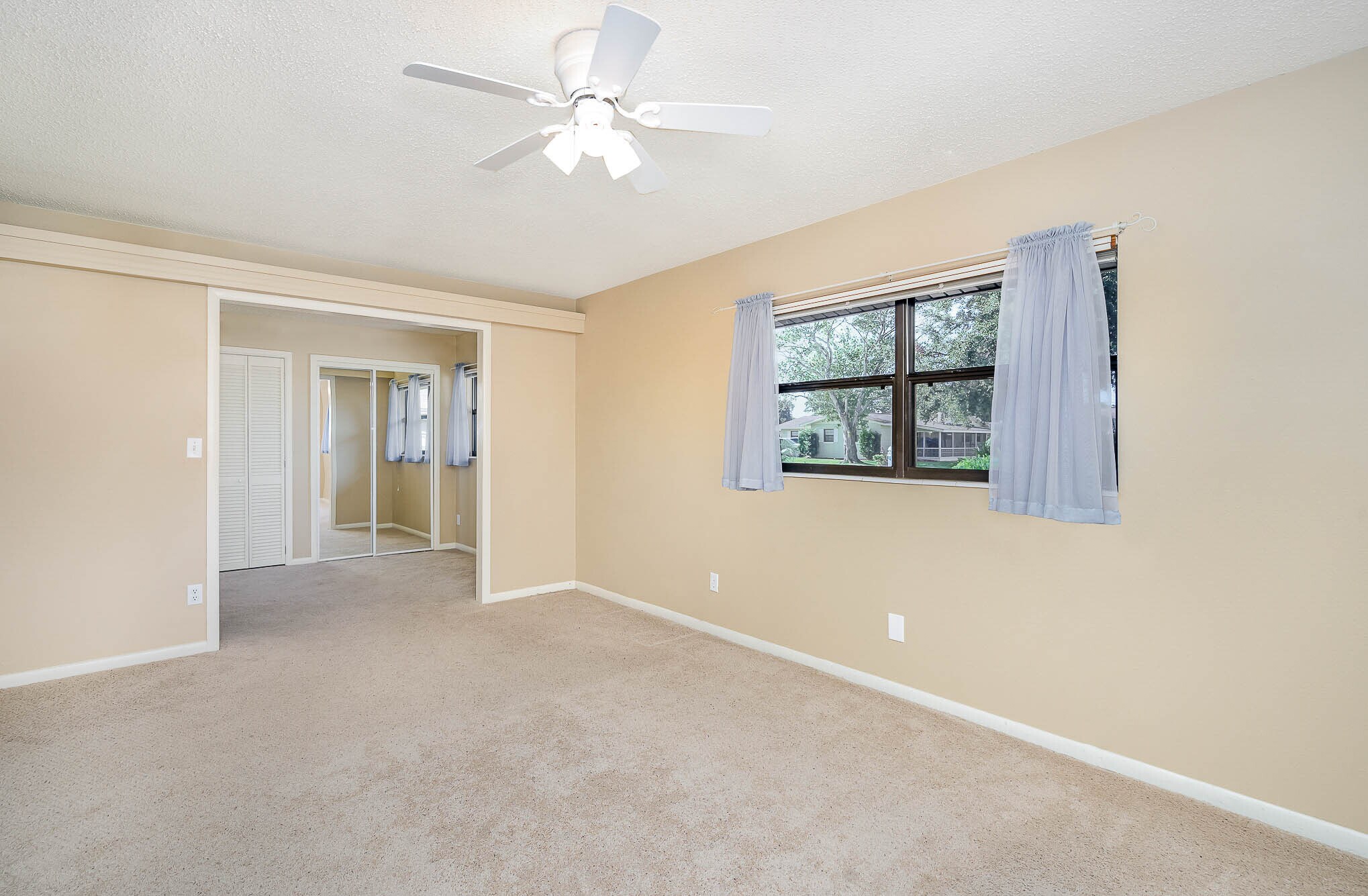 Extra large master with plenty of closets - 2908 Ivy St