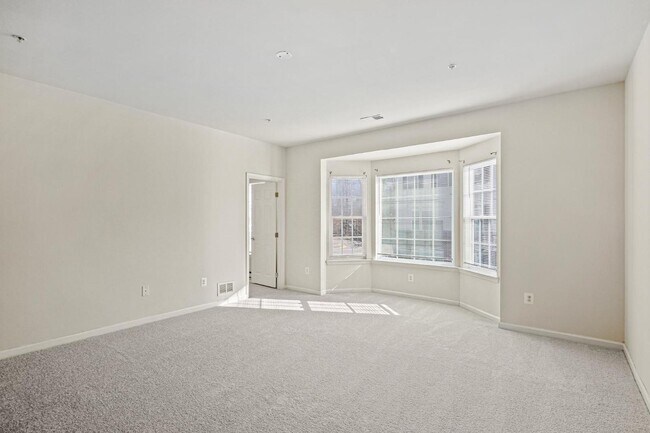 Building Photo - Exquisite brick-front duplex condo, ideall...