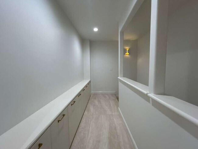 Building Photo - 2110 Bermuda Dr
