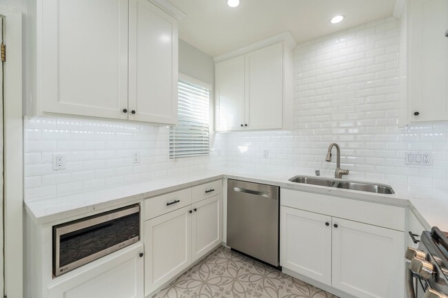 Building Photo - Cozy Home in Culver City!