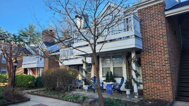 Building Photo - Tucked Away Condo with Balcony near Shirlington