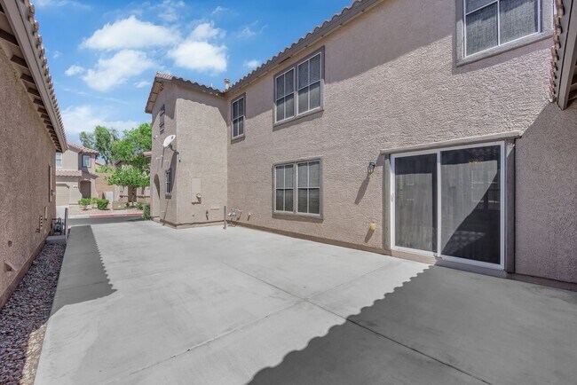Building Photo - Beautiful Two bedroom 2 1/2 bath