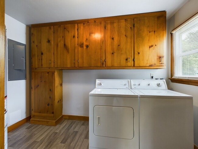 Building Photo - 3005 Putney Rd