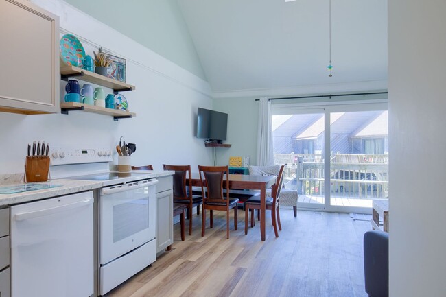 Building Photo - FURNISHED OFF-SEASON MONTHLY RENTAL-STARTI...