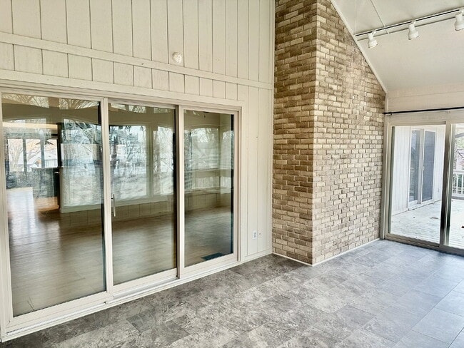 Building Photo - 4 Lois Ln