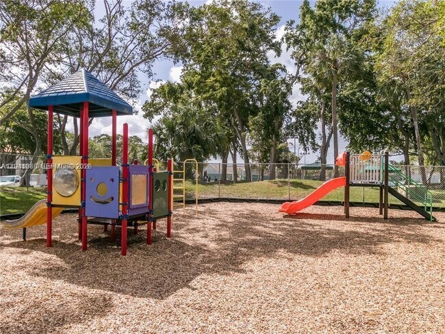 Building Photo - 2316 S Cypress Bend Dr