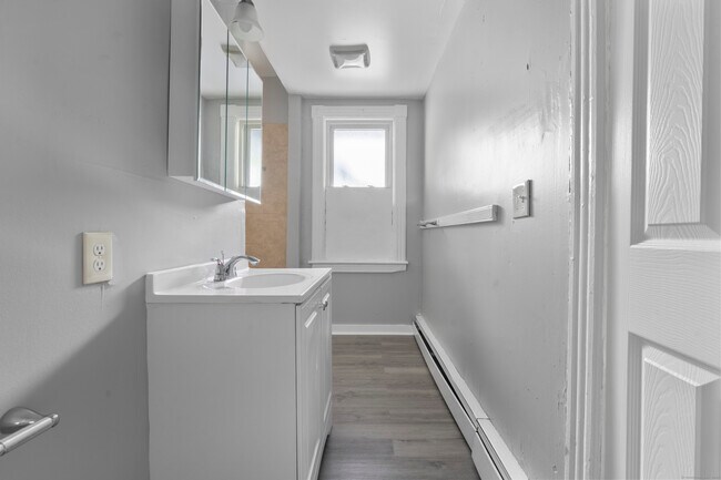Building Photo - 202 Mather St