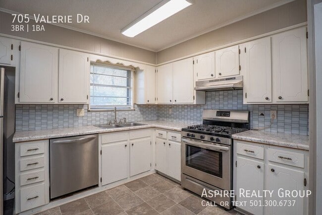 Building Photo - 705 Valerie Dr