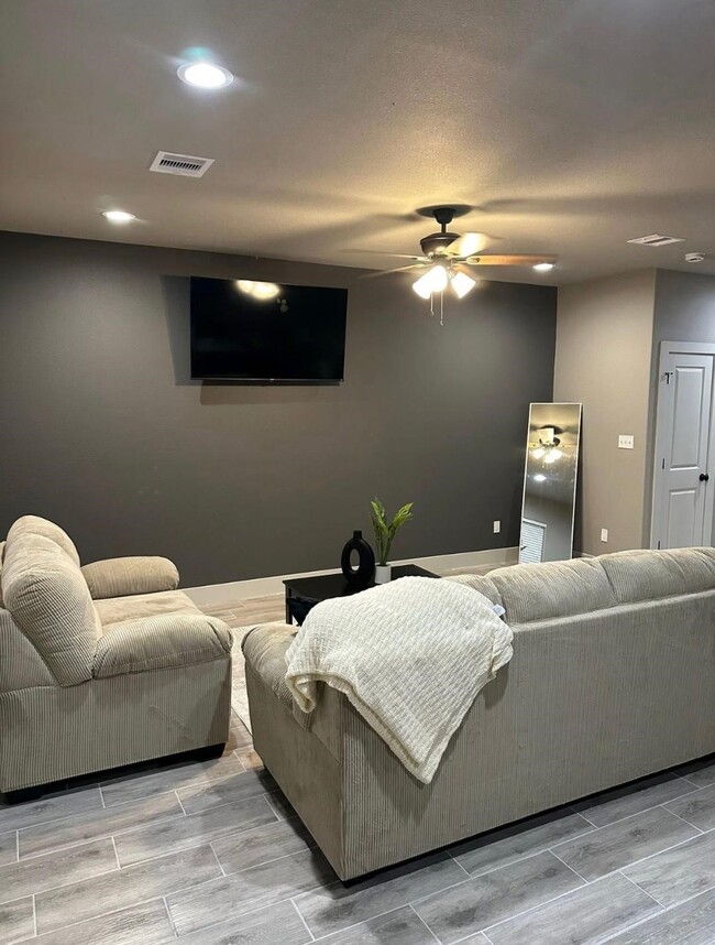 Building Photo - 340 N 9th St